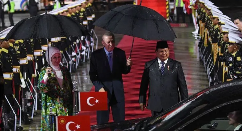 Tunjukkan Kekompakan, Prabowo-Erdogan Sepayung saat di Halim Perdanakusuma
