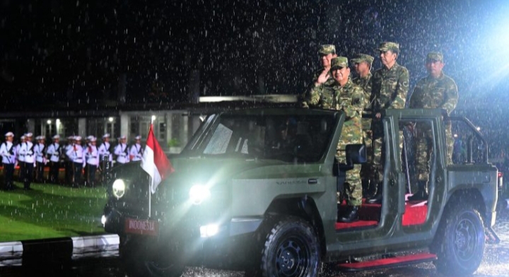 Presiden Pimpin Parade Senja