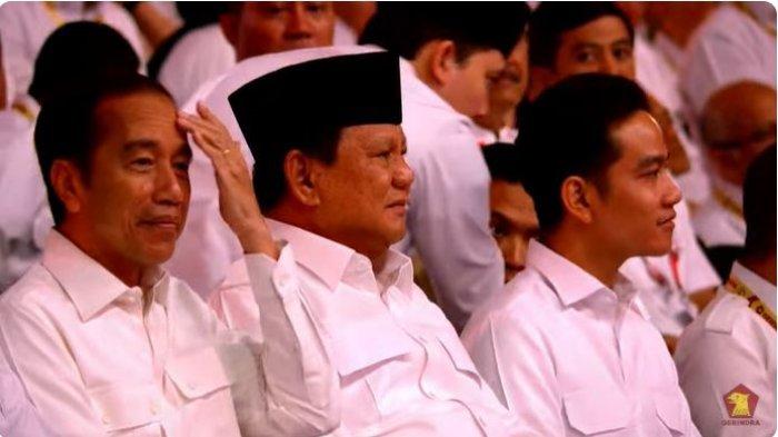 HUT Gerindra, Prabowo Diapit Jokowi dan Gibran