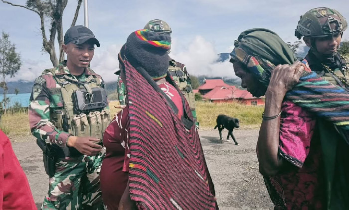 Satgas Yonif 509 Kostrad menggelar patroli di Kampung Mamba