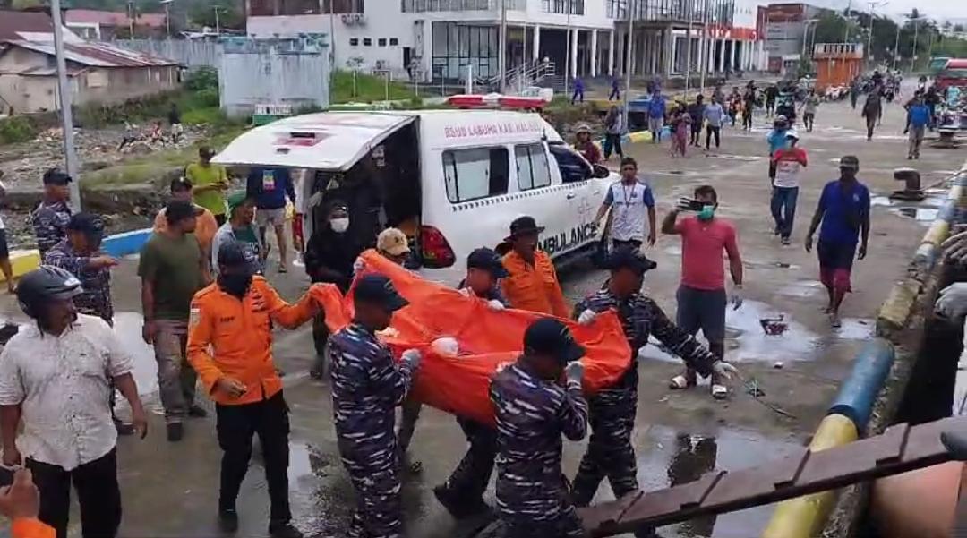 TNI Bantu Evakuasi Jenazah Jurnalis Korban Kecelakaan Laut di Malut