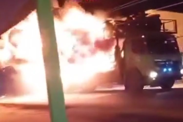 Truk Pengangkut Puluhan Sepeda Motor Terbakar