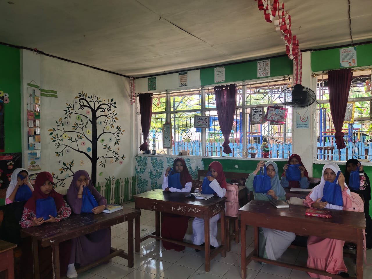 Ramadhan, Murid-Murid SD Negeri Parinring, Makassar Tetap Dapat Paket MBG