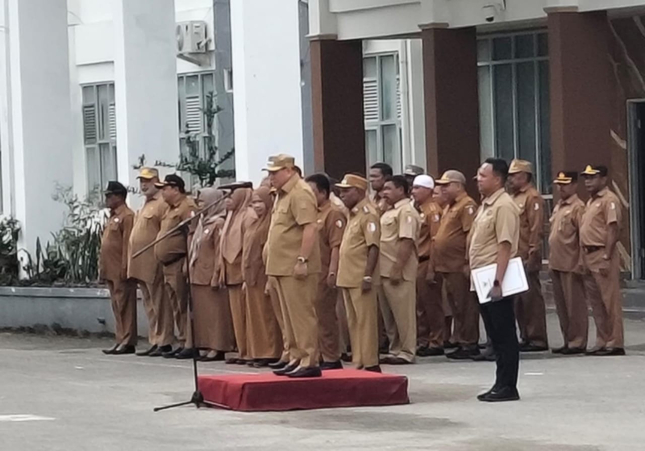 Bupati dan Wakil Bupati Fakfak Pimpin Apel Perdana