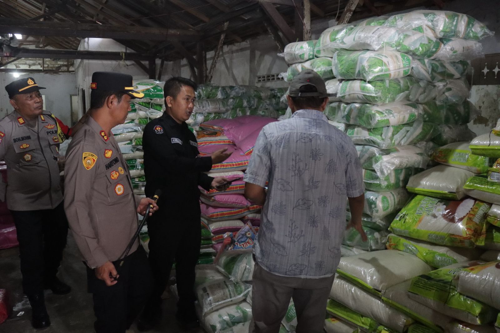 Kapolres Sampang Dan Satgas Pangan Polres Sampang Sidak Ketersediaan Sembako Di Pasar Srimangunan