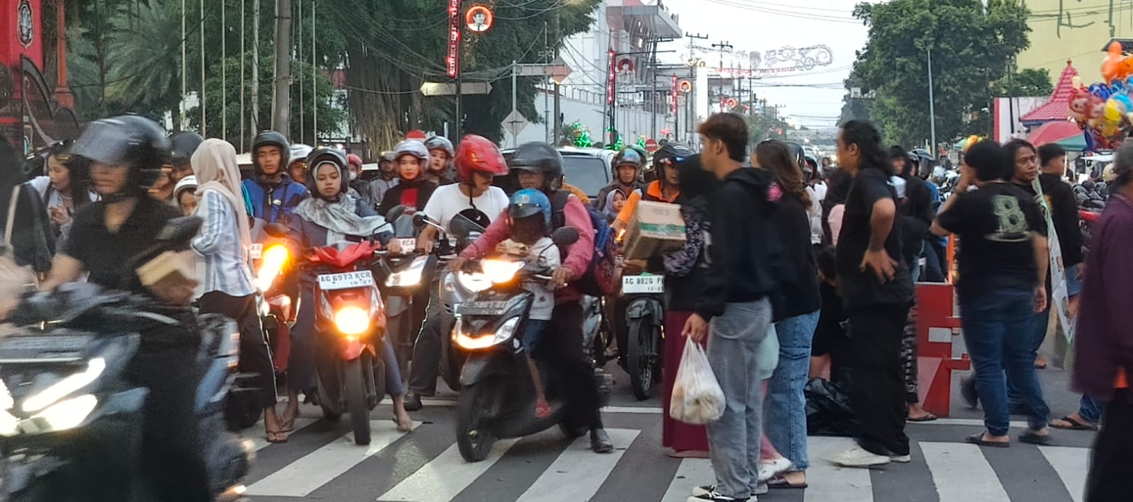 Ramadhan Berkah, LSM Focus Corupsion Berbagi Takjil Bersama Awak Media di Depan Kantor Walikota Blitar