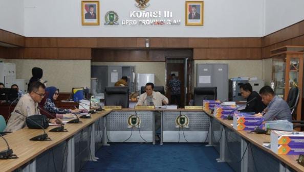Komisi III DPRD Riau Rapat Bersama Bapenda Provinsi Riau Terkait Pendapatan Retribusi Daerah OPD
