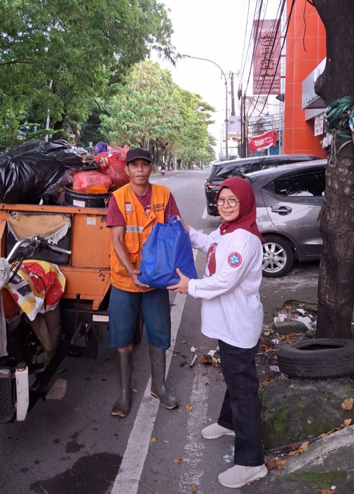 Lebih 150 Paket Infak dari IKA FH-UH 87 Untuk Petugas Kebersihan di Makassar