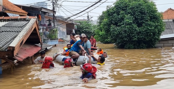 Air Sungai Ciliwung di Jaksel Berangsur Surut