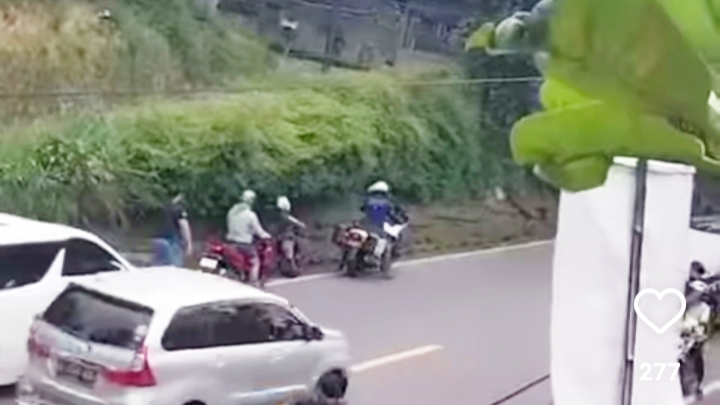Viral, Patwal Tendang Pemotor di Puncak Bogor