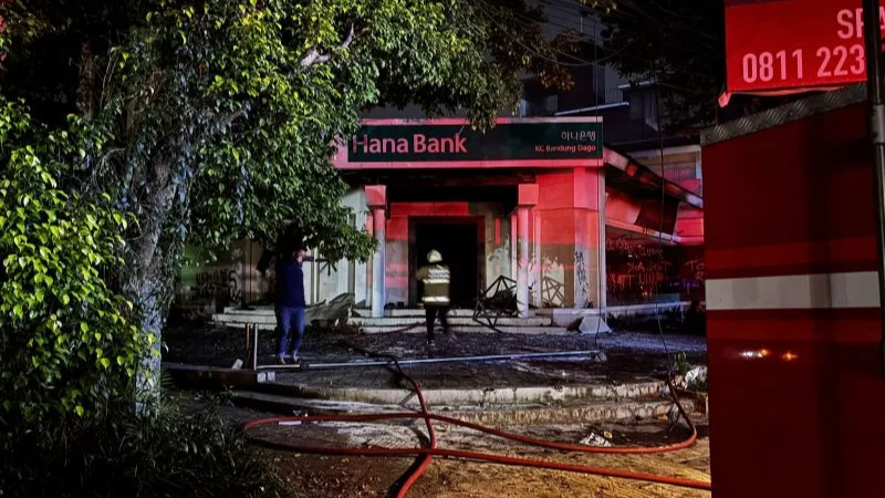 Hana Bank Kebakaran, Petugas Terjunkan Lima Unit Pemadam