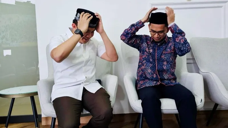 UAH Beri Hadiah Peci kepada Teddy Wijaya