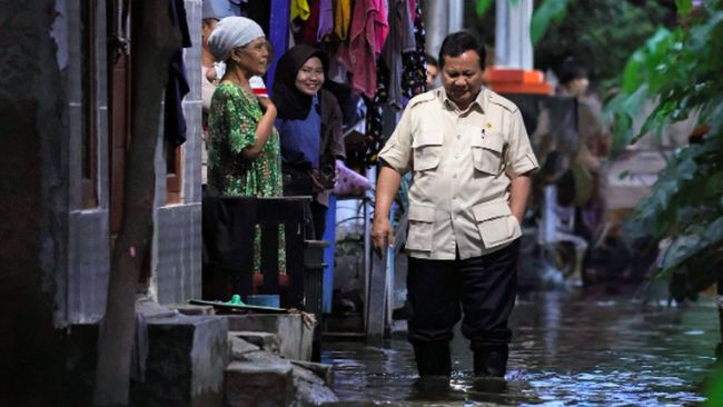 Temui Korban Banjir di Bekasi, Warga Curhat ke Prabowo