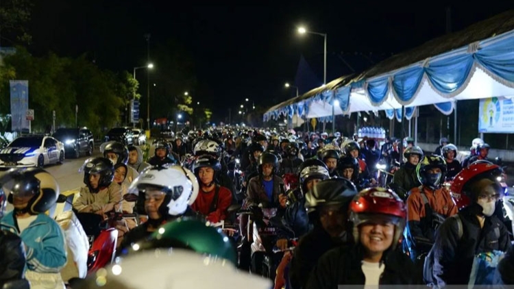 Mendekati H-3 Lebaran, Antrean Pemudik di Pelabuhan Ciwandan Membludak