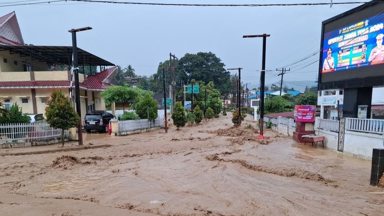 Kawasan Wisata Parapat Dilanda Banjir Bandang