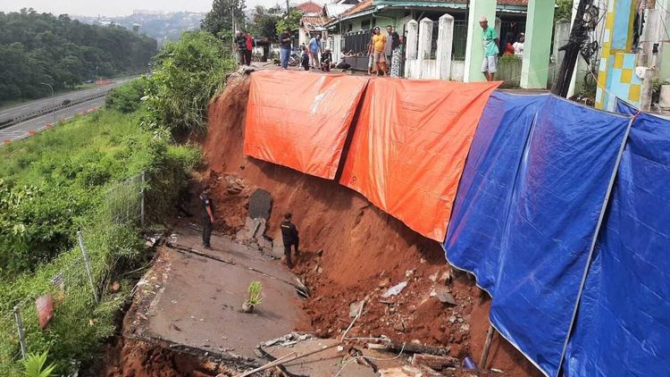 Jalan Ambles di Semarang, 16 Orang Terdampak