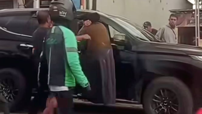 Viral, Istri Sah di Palu Nekat Bergelantungan di Mobil