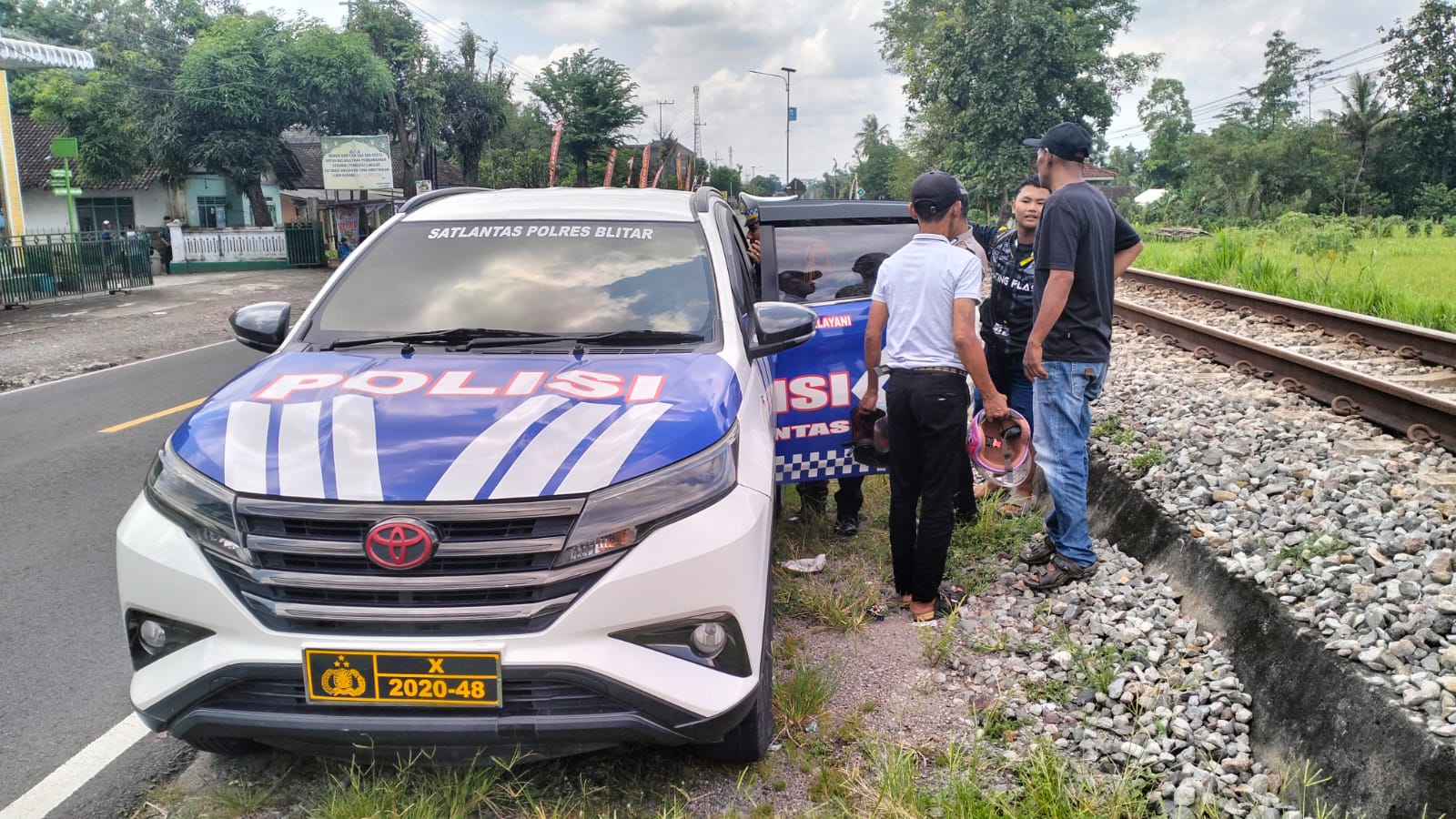 Respon Cepat, Sat Lantas Polres Blitar Berikan Pertolongan kepada Anak yang Terjepit Roda Motor