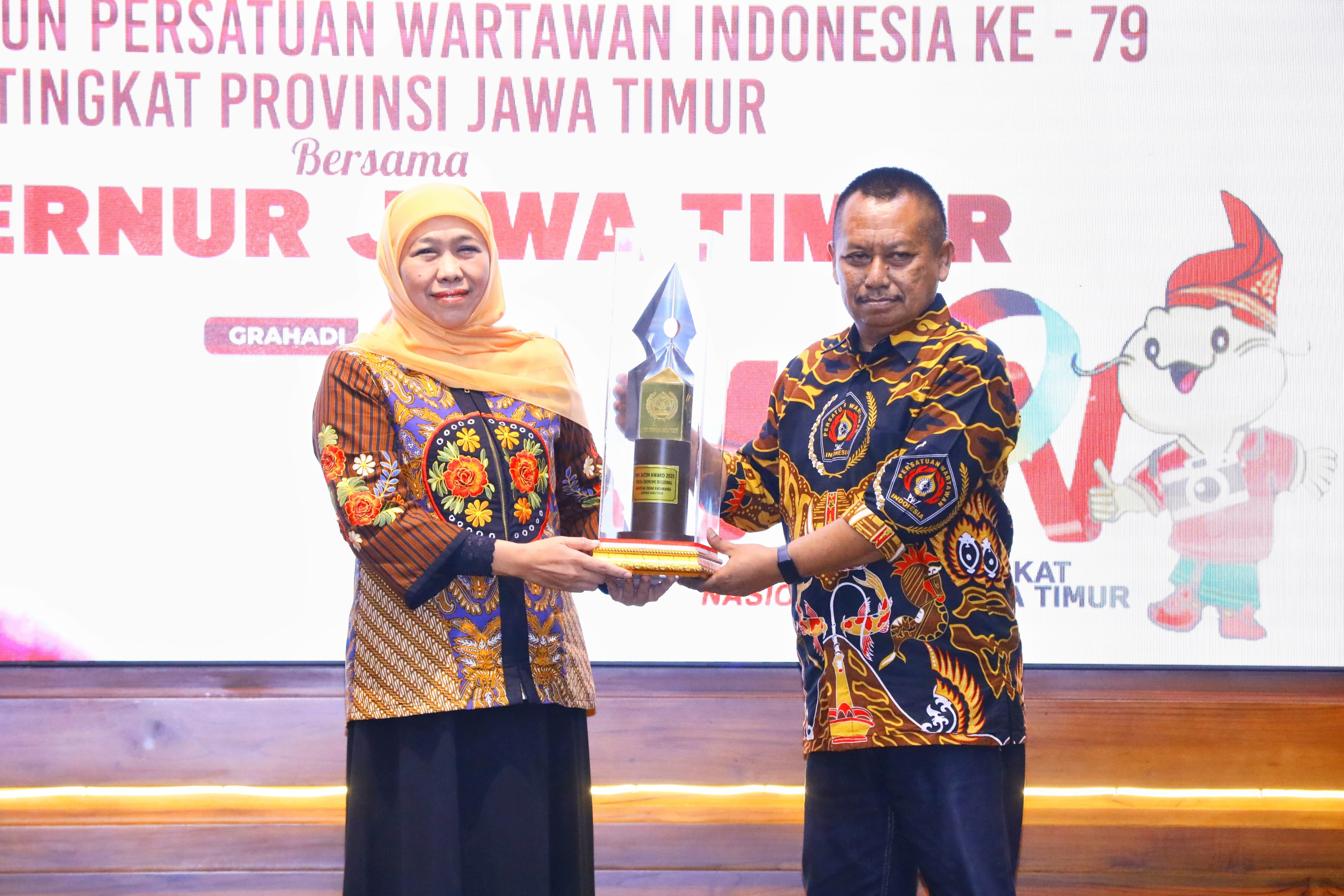 Gubernur Khofifah Raih Penghargaan Tokoh Ekonomi Regional Versi PWI Jatim Award 2025