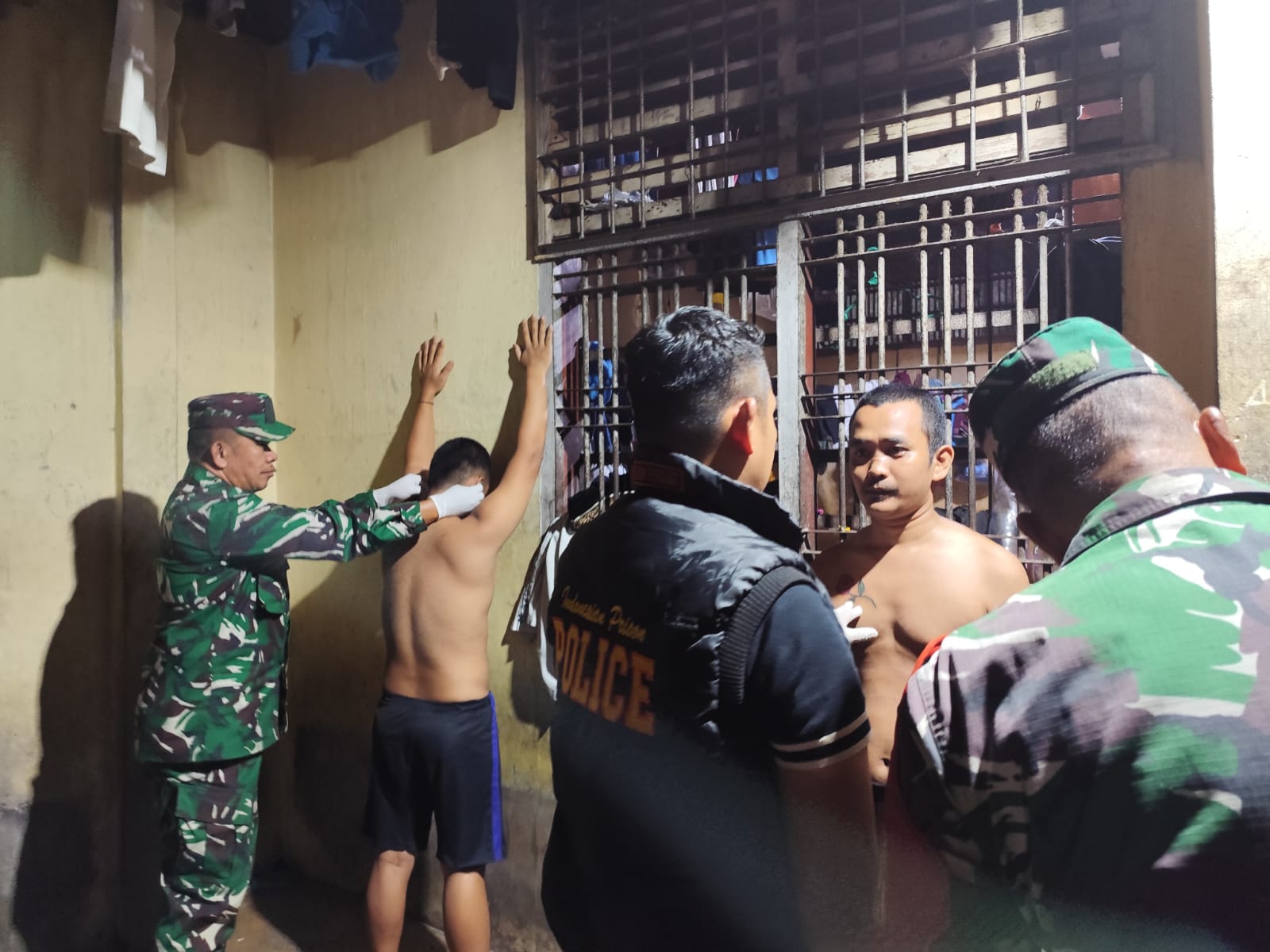 Geledah Kamar Hunian, Koramil 01/RGT Buru Barang Terlarang di Rutan Rengat 