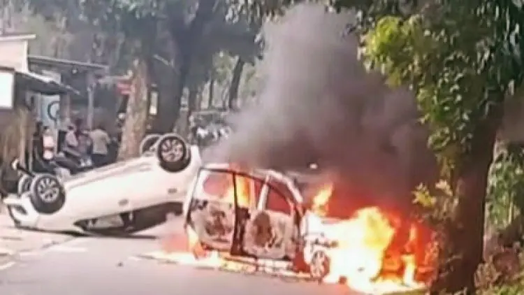 Viral, 3 Unit Mobil Polisi Dibakar Massa