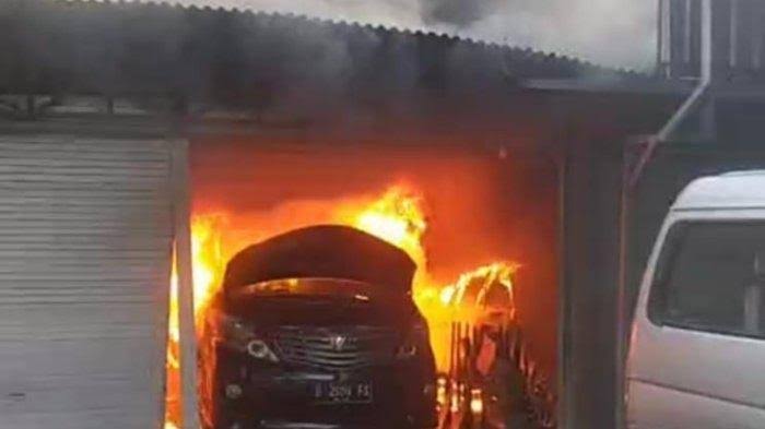 7 Mobil Mewah Hangus Terbakar dalam Garasi