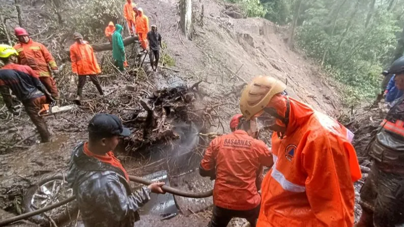 Akses Jalan di Sumber Brantas-Pacet Mojokerto Tertutup Akibat Tanah Longsor