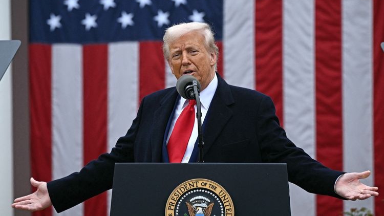 Makin Panas! Trump Janji Akan Kenakan Tarif Impor 125 Persen terhadap Barang-Barang China
