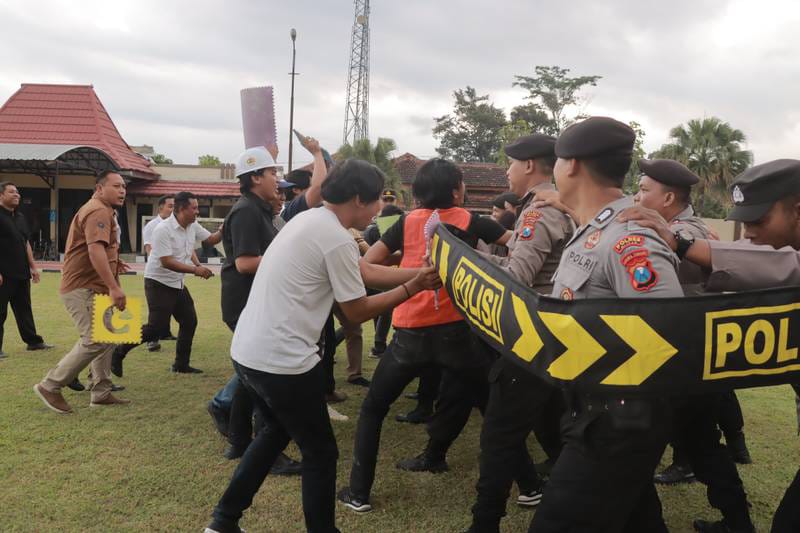 Sambut Hari Buruh, Polres Blitar Gelar Simulasi Pengamanan Unjuk Rasa