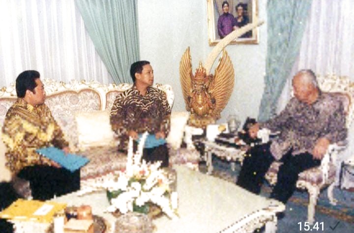 Foto Masa Muda Prabowo Bertamu ke Kediaman Soeharto Bahas IDT dan Pengentasan Kemiskinan Beredar di Medsos