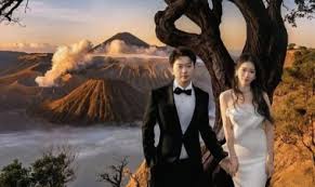 Viral! Pasangan WNA Asal China Taking Photo di Gunung Bromo Sukar Dipercaya