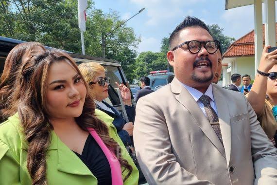 Tampil Cantik, Lisa Mariana Hadiri Sidang Perdana Gugatan terhadap Ridwan Kamil