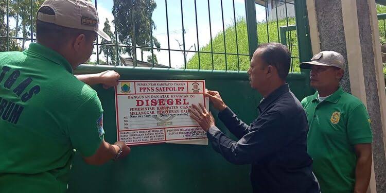 Perusahaan Budidaya Tanaman di Cibeber Disegel Petugas