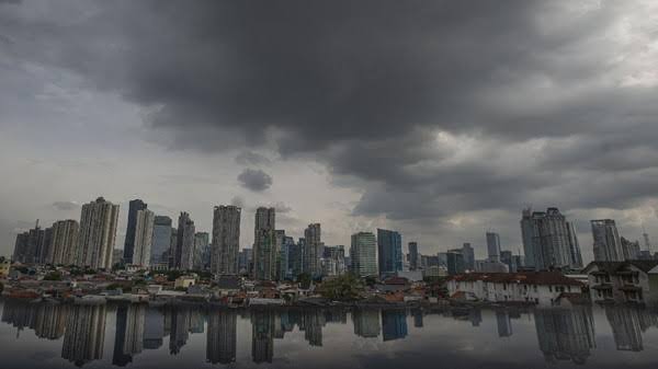 Langit Jakarta ‘Menghitam’, Warga Diharap Waspada