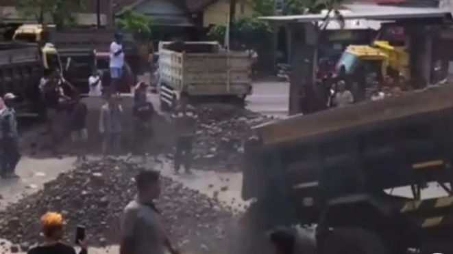 Sopir Dum Truck Blokir Jalan Negara di NTB, Aparat Turun Tangan