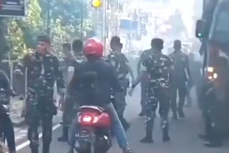 Viral! Aksi Ormas Geber Motor Buat TNI Naik Pitam