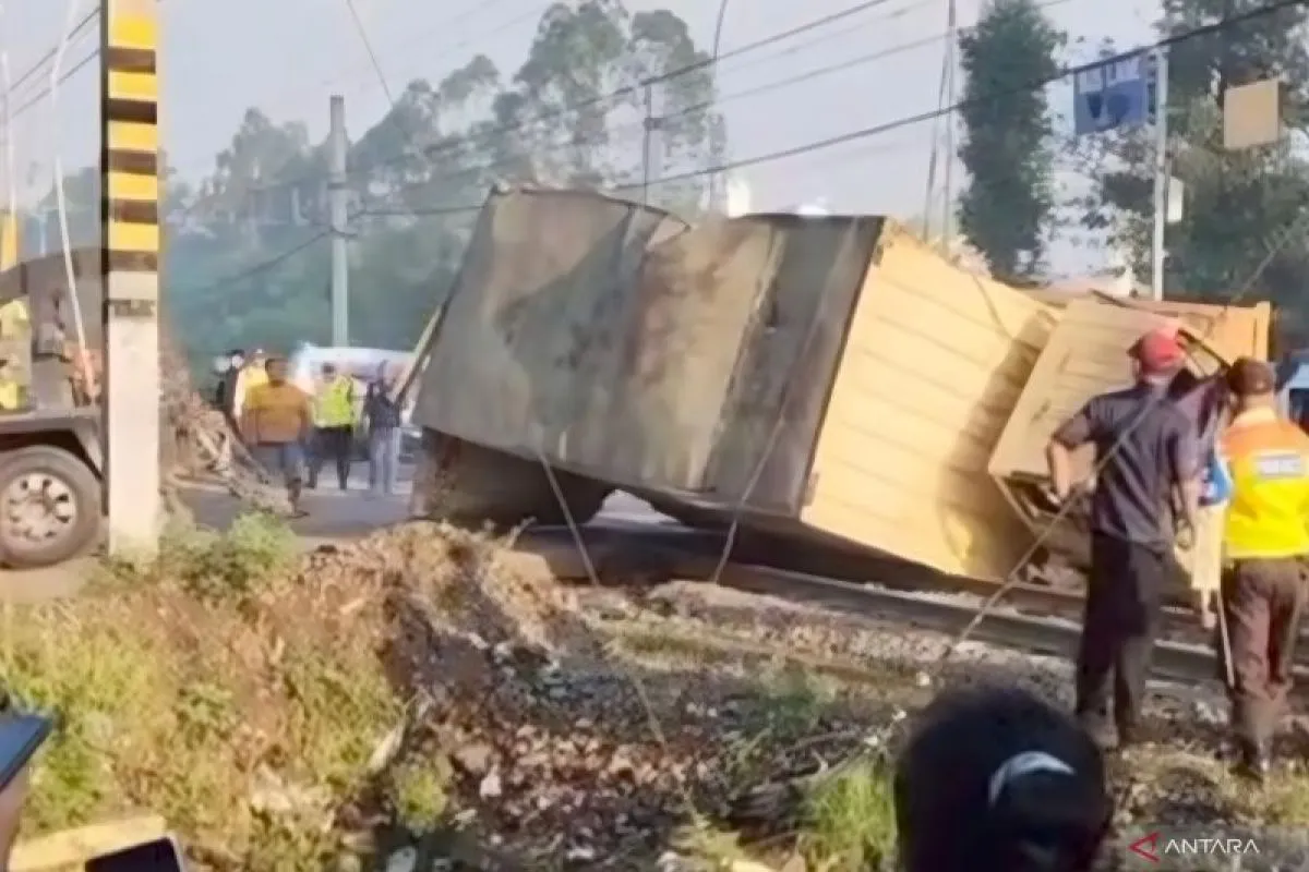 Kecelakaan KAI Commuter Line dengan Truk Terjadi di Tangerang