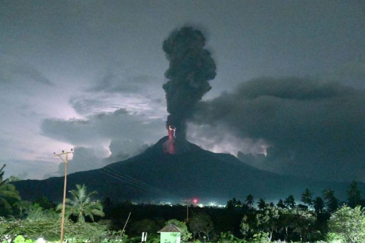 Gunung Lewotobi Laki-Laki Meletus