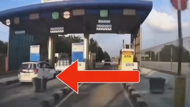 Viral! Aksi Nekat Toyota Calya Terobos Gerbang Tol