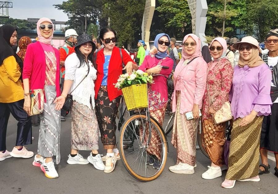 Komunitas Ibu-Ibu Kebaya Ngoempoel Ikuti Car Free Day Kota Depok 