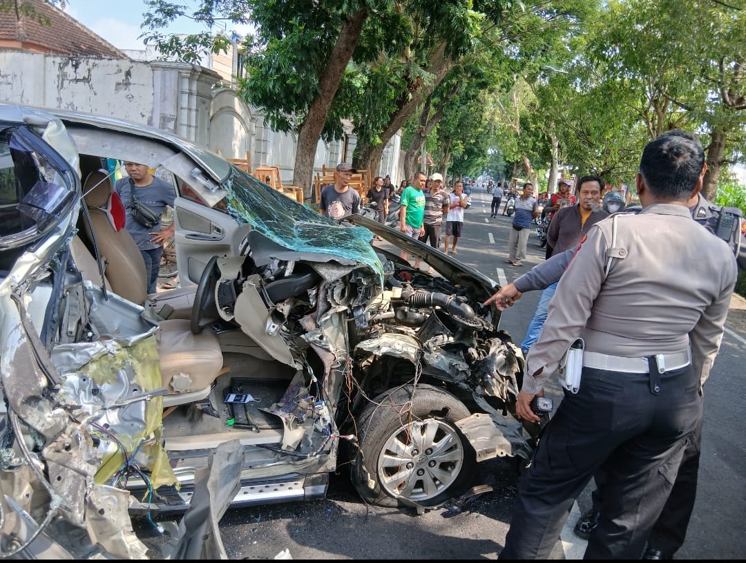 Parah! Diduga Sopir Mengantuk, Innova Tabrak Truk di Pasar Dimoro Blitar