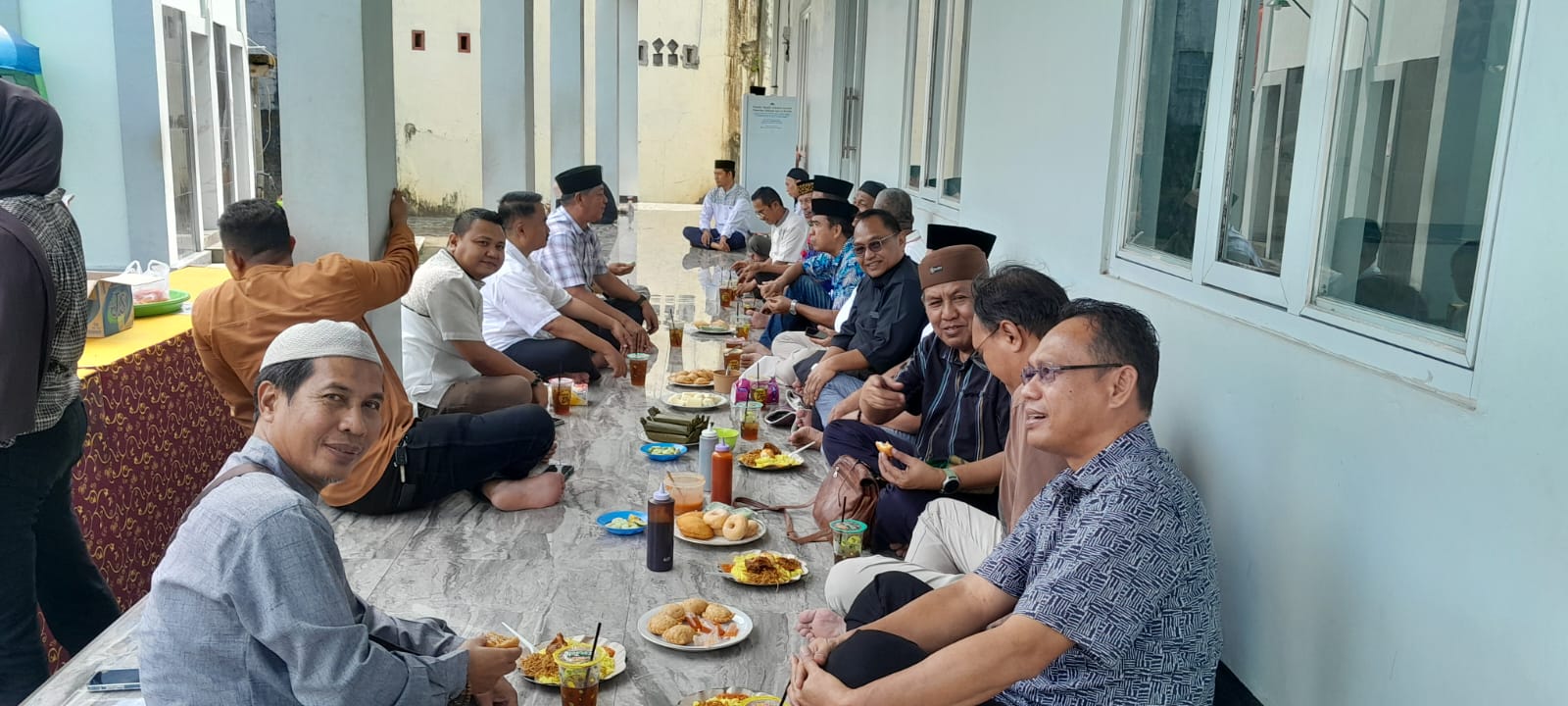 Nasi Kuning "DPR" dan Es Teh Selepas Jumatan di Masjid Ashabul Jannah DPK Provinsi Sulsel