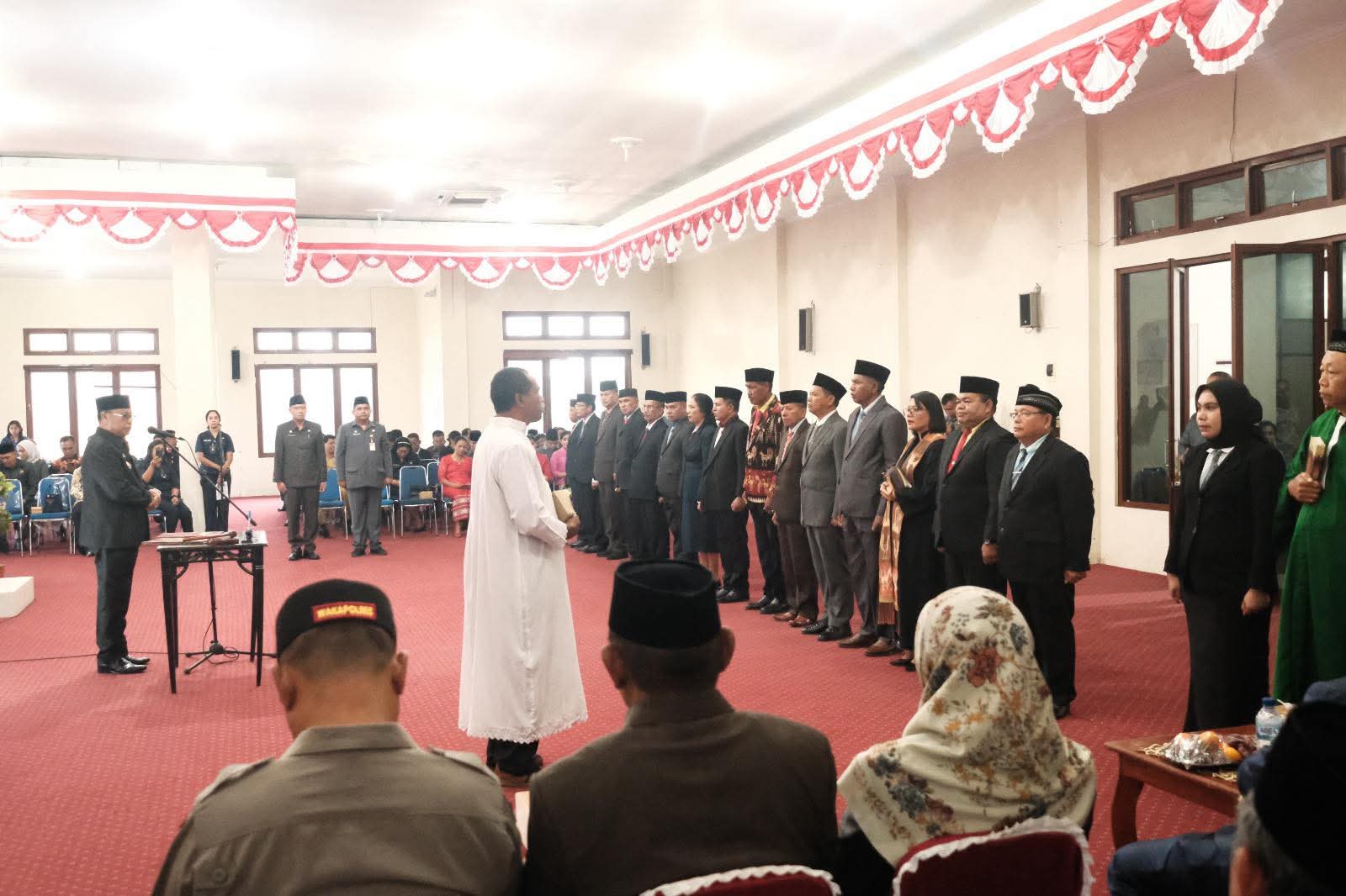 Bupati Sumba Barat Lantik dan Kukuhkan 15 Pejabat Baru