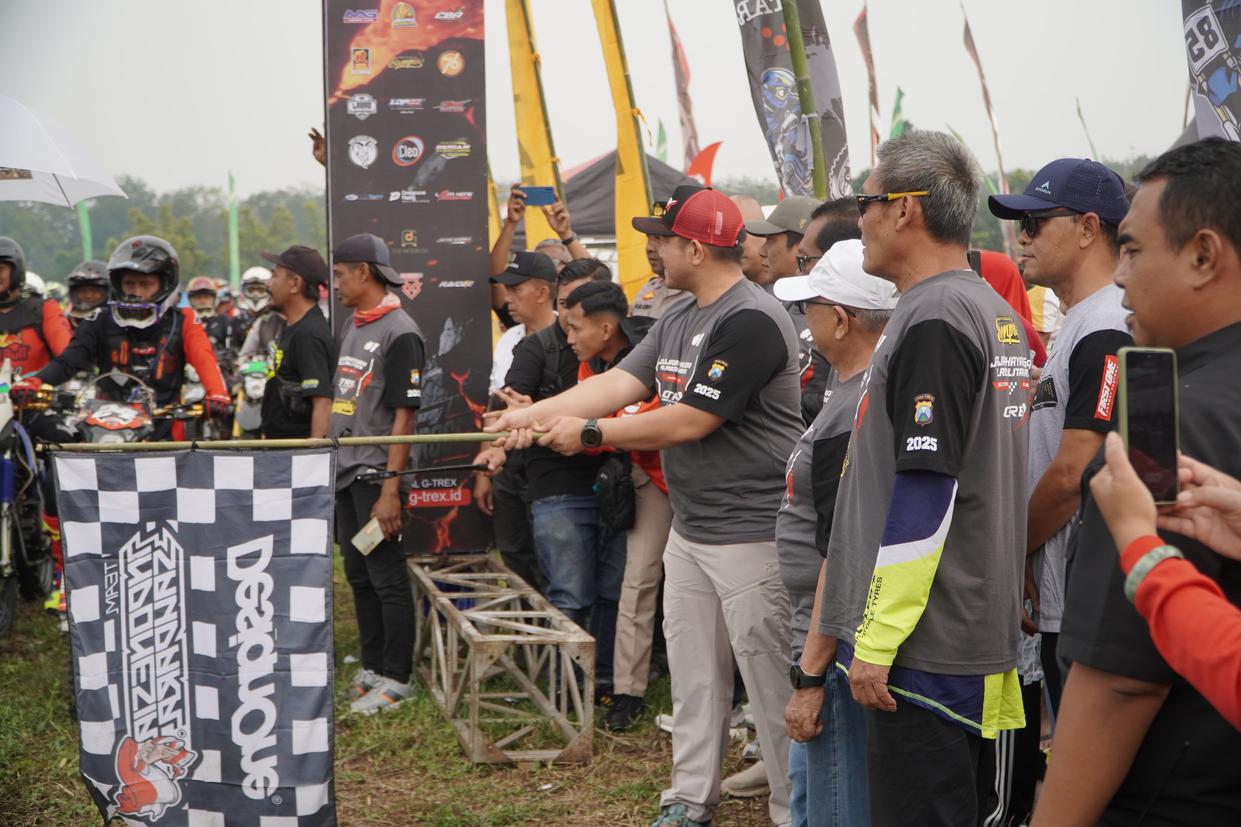 Polres Blitar Raya dan G-Trex Jelajah Adventure Trail & Rock Enduro Competition Salurkan Bansos