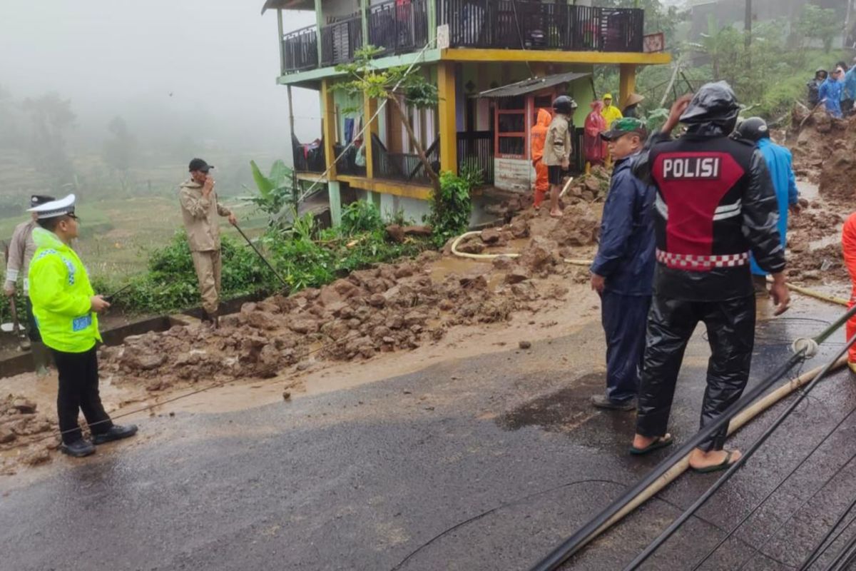 Tanah Longsor di Cilawu Garut, Lalu Lintas Dialihkan
