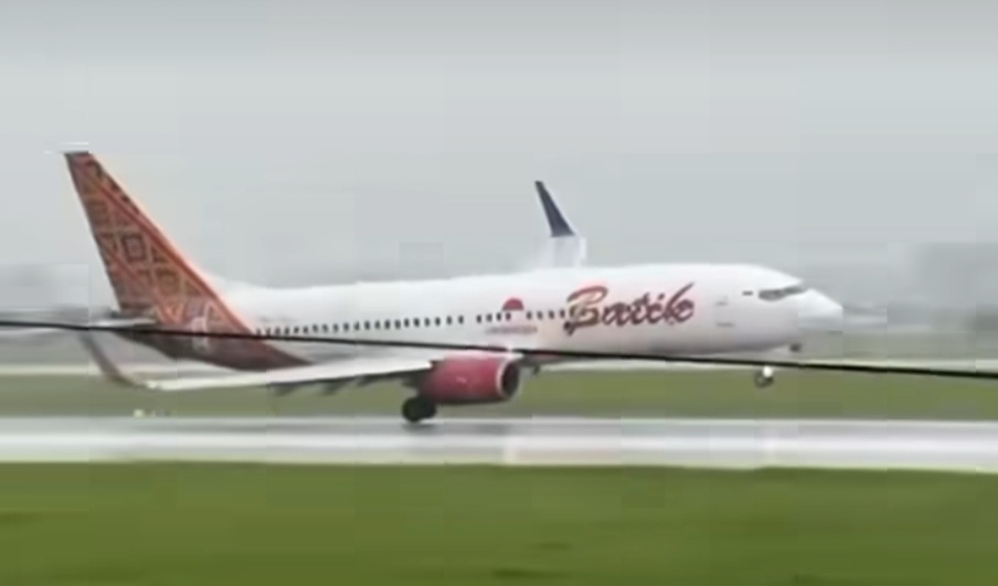 Viiral! Maskapai Batik Air Mendarat Miring di Bandara Soetta
