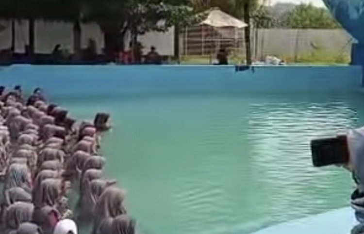 Viral! Emak-Emak Gelar Sholawatan di Kolam Tuai Ragam Komentar