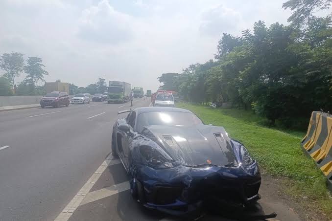 Viral! Mobil Porsche Terlibat Kecelakaan deengan Toyota Rush di Tol Porong-Sidoarjo