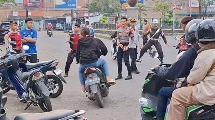 Viral! Hindari Razia, Pemotor di Bandung Tega Tinggalkan Pacar di Jalan