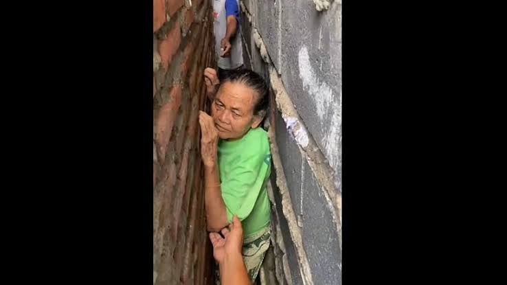 Viral! Nenek di Jatim Terjepit Tembok